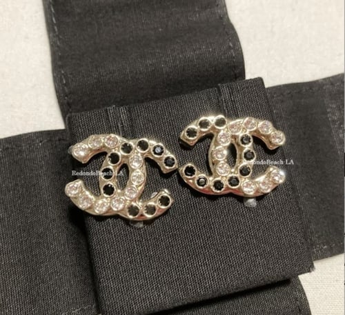 2024 اقراط شانيل غلق ذهبي بمسمار كرستال اسود وابيض