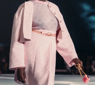 2024 كنزة شانيل صوفية خفيفة وردية مخرمة