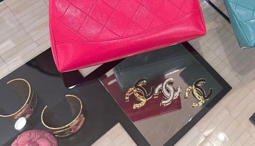 2024 بروش شانيل ذهبي أسود