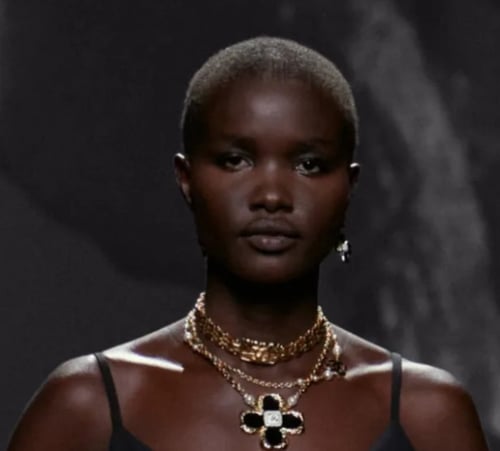 2024 قلادة شانيل بسلسال معدن راتنج ذهبي أسود لامع...