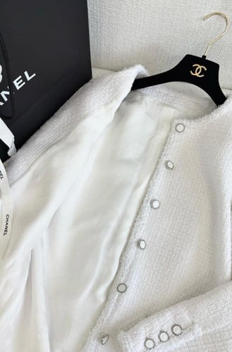 2025 جاكيت شانيل تويد أبيض طويل