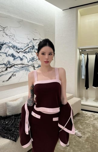 2025 قميص شانيل توب برغندي وردي