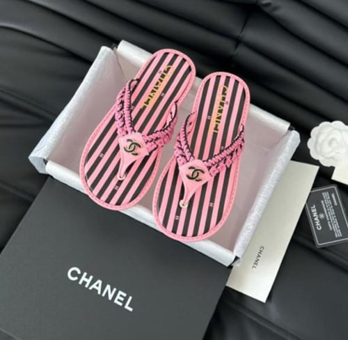 2024 شبشب شانيل بإصبع كروشيه أسود زهري