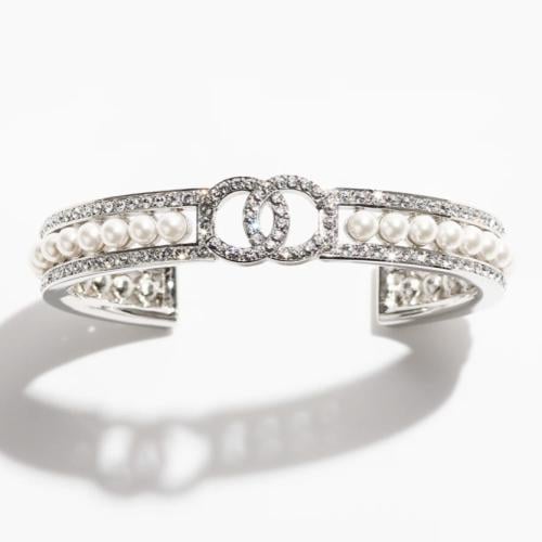 2024 سوار شانيل عريض فضي، أبيض لؤلئي، كريستالي