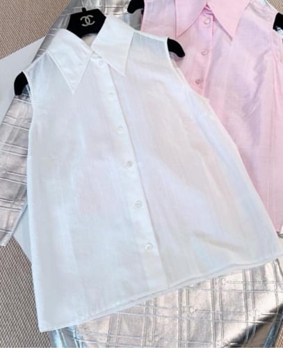 2025 بلوزة شانيل أبيض أو وردي بلا أكمام بطبعات لوق...