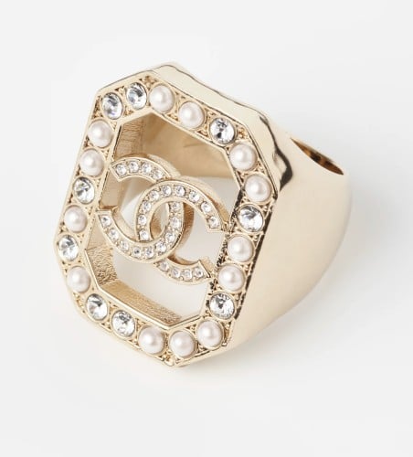 2024 خاتم شانيل كبير معدن ذهبي لألئ مرصع بالكريستا...