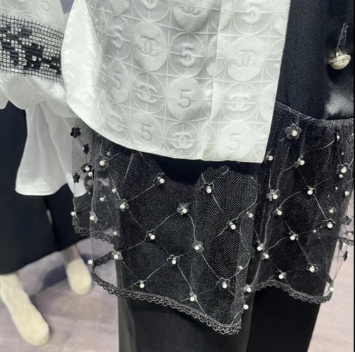 2025 بلوزة شانيل مطرزة باللونين الأبيض والأسود حري...