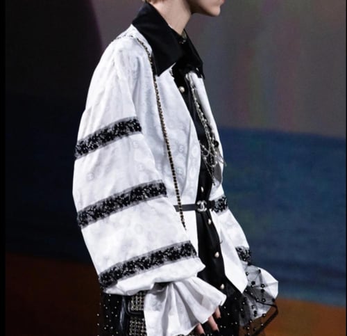 2025 بلوزة شانيل مطرزة باللونين الأبيض والأسود حري...