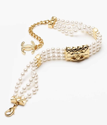 2024 قلادة شوكر لؤلؤ ب حقيبة شانيل ذهبية معدن ذهبي...