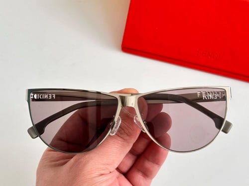 نظارة شمسية نسائية فيندي فضي ناعمة