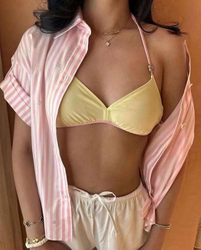 2024 قميص شانيل وردي بطبعات براقة