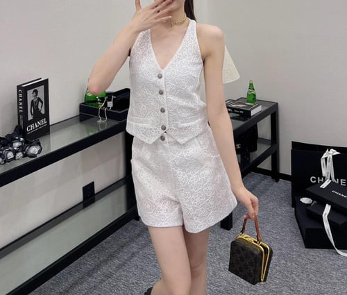 2024 توب شانيل براق بلا أكمام أبيض