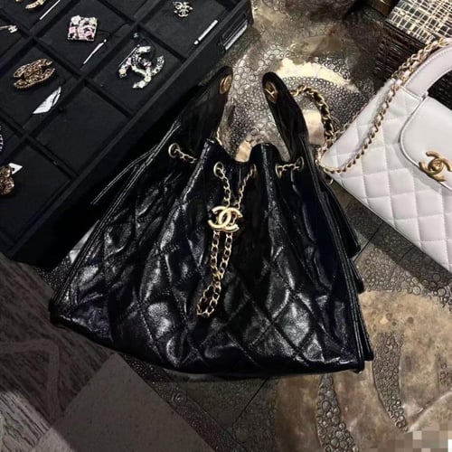 CHANEL 25 حقيبة شانيل جلد أسود وهاردوير ذهبي