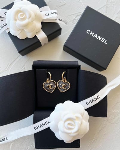 2024 أقراط شانيل بدلاية ذهبي أزرق على شكل قلب