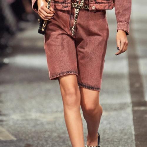 2024 شورت برمودا شانيل دينم باهت برتقالي أسود