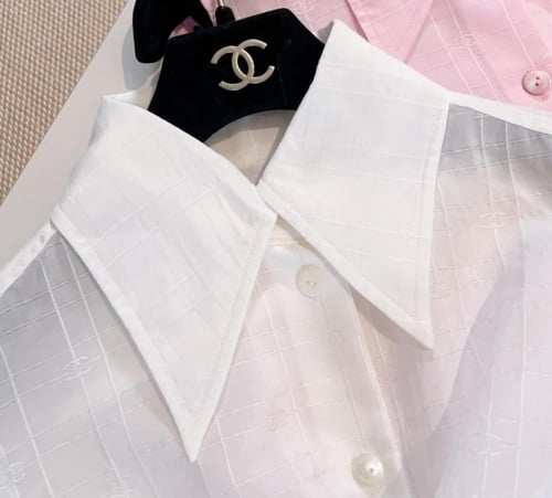 2025 بلوزة شانيل أبيض أو وردي بلا أكمام بطبعات لوق...