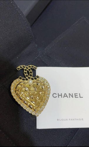 2025 بروش شانيل قلب مزخرف ذهبي