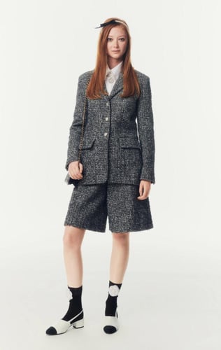 2025 بلوزة شانيل أبيض بطبعات لوقو و لؤلؤ