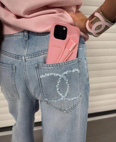 2025 جينز شانيل دينم أزرق مطرز بترتر كوكو بيتش