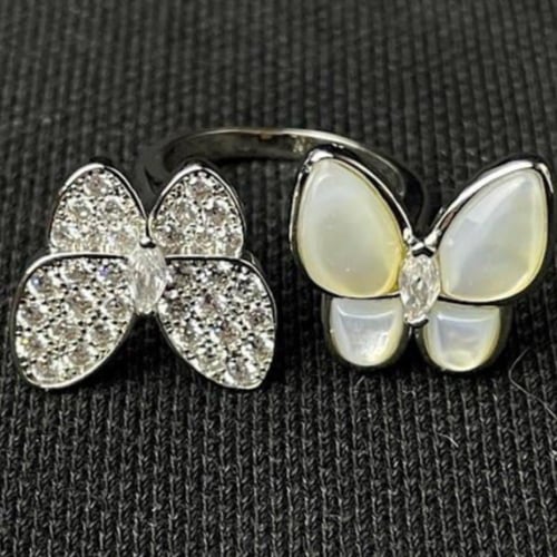 خاتم فان كليف تو باترفلاي بين الأصابع فضي أبيض