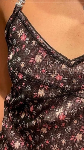 2024 قميص شانيل قصير مع سيور مرصعة بكرستال