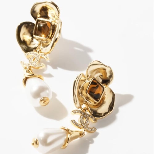 2024 أقراط شانيل بدلاية ذهبي، بنّي، أبيض لؤلئي، كر...