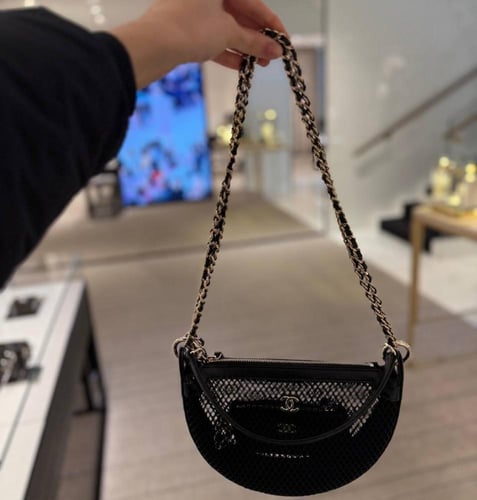 2025 حقيبة شانيل صغيرة جلد أسود لامع شبكي بمعدن ذه...