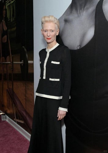 2025 كنزة شانيل بلوفر أسود بيج صوف