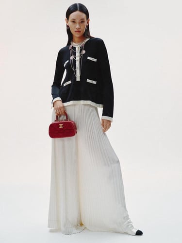 2025 كنزة شانيل بلوفر أسود بيج صوف