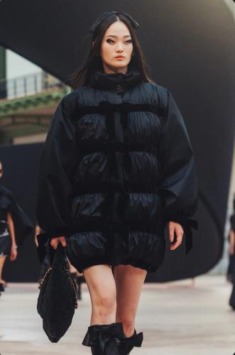 2025 معطف شانيل أسود منفوخ من التفتا