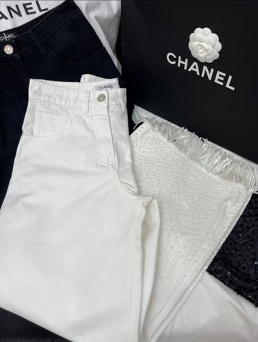 2025 جينز شانيل مطرز بالخرز أبيض أو أسود