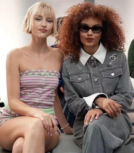 2025 قميص شانيل وردي أخضر فاتح مخطط