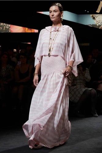 2024 فستان شانيل طويل خليط من الألياف وردي فاتح، أ...