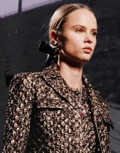 2024 أقراط شانيل غلق مسمار ذهبي أسود