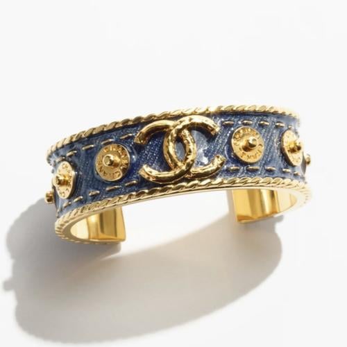 2024 سوار شانيل عريض محفور ذهبي، أزرق