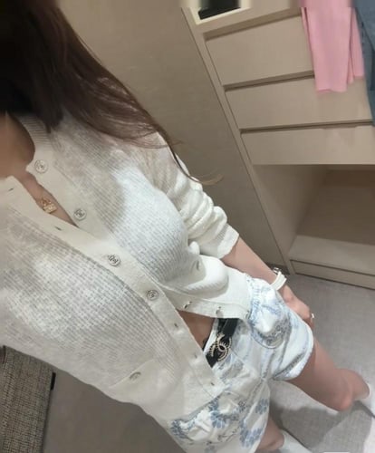 2025 كارديجان شانيل أبيض قطني