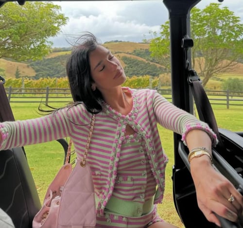 2025 قميص شانيل وردي أخضر فاتح مخطط