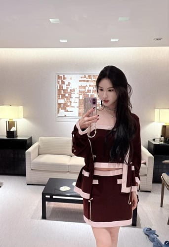 2025 تنورة شانيل برغندي وردي