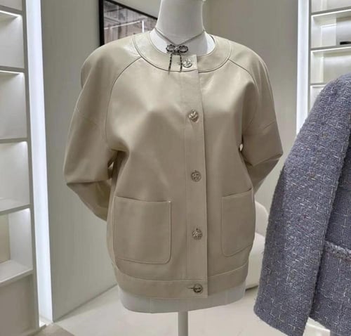 2025 جاكيت شانيل جلد بيج