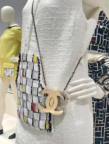 2025 فستان شانيل تويد صوفي مطرز أبيض