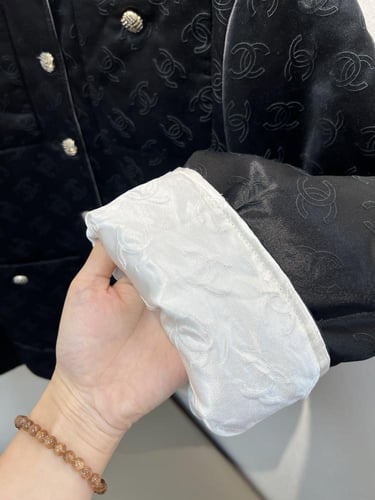 2025 معطف شانيل أسود للتزلج