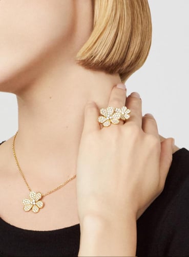 خاتم فان كليف فريفول ذهبي مرصع كبير بين الأصابع