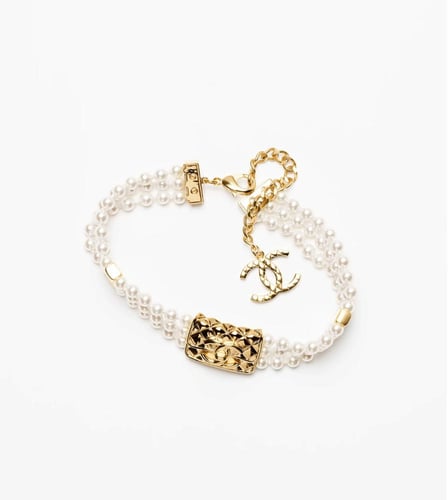 2024 قلادة شوكر لؤلؤ ب حقيبة شانيل ذهبية معدن ذهبي...