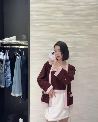 2025 قميص شانيل توب برغندي وردي