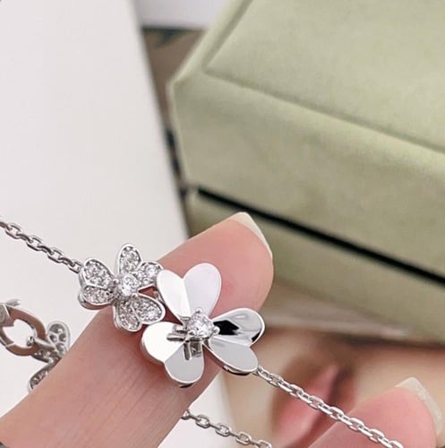 اسوارة فان كليف فريفول 5 زهرات فضي أبيض مرصع ميني