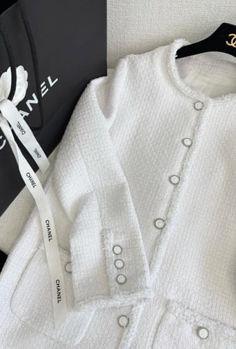 2025 جاكيت شانيل تويد أبيض طويل
