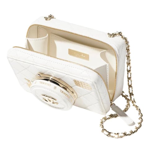 حقيبة كاميرا شانيل 19سم بحامل كتف لون أبيض وذهبي