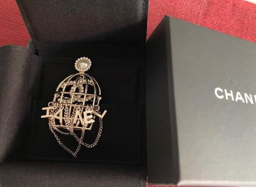 2023 بروش شانيل ذهبي على شكل قفص