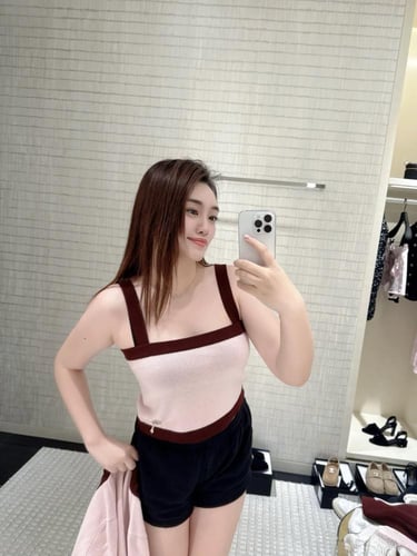 2025 قميص شانيل توب برغندي وردي