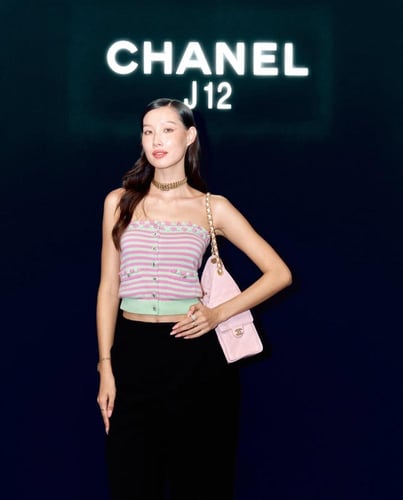 2025 قميص شانيل وردي أخضر فاتح مخطط